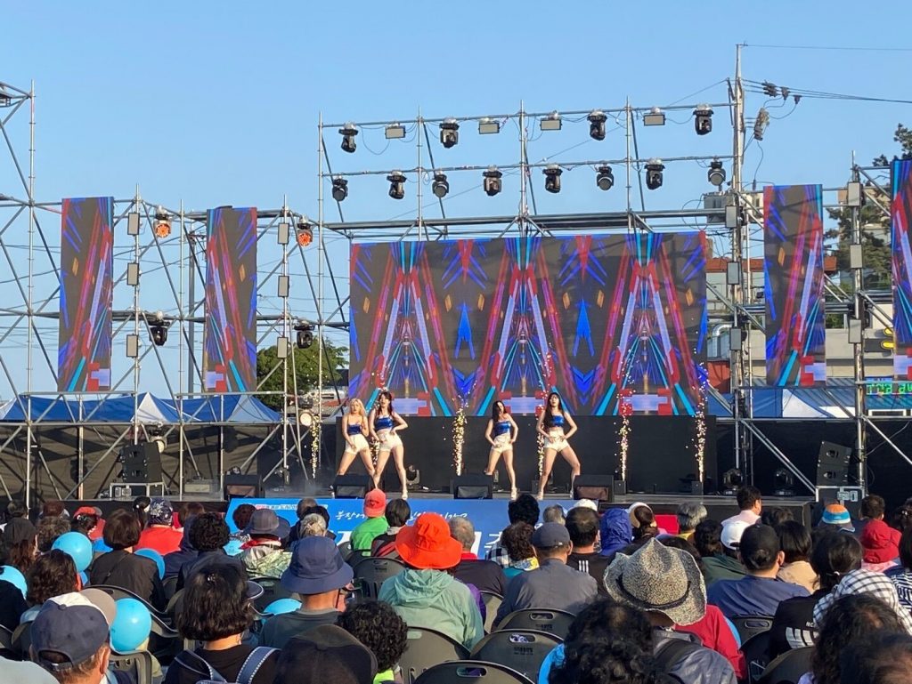 대형 야외 축제 무대의 앰프·스피커·조명 시스템 설계