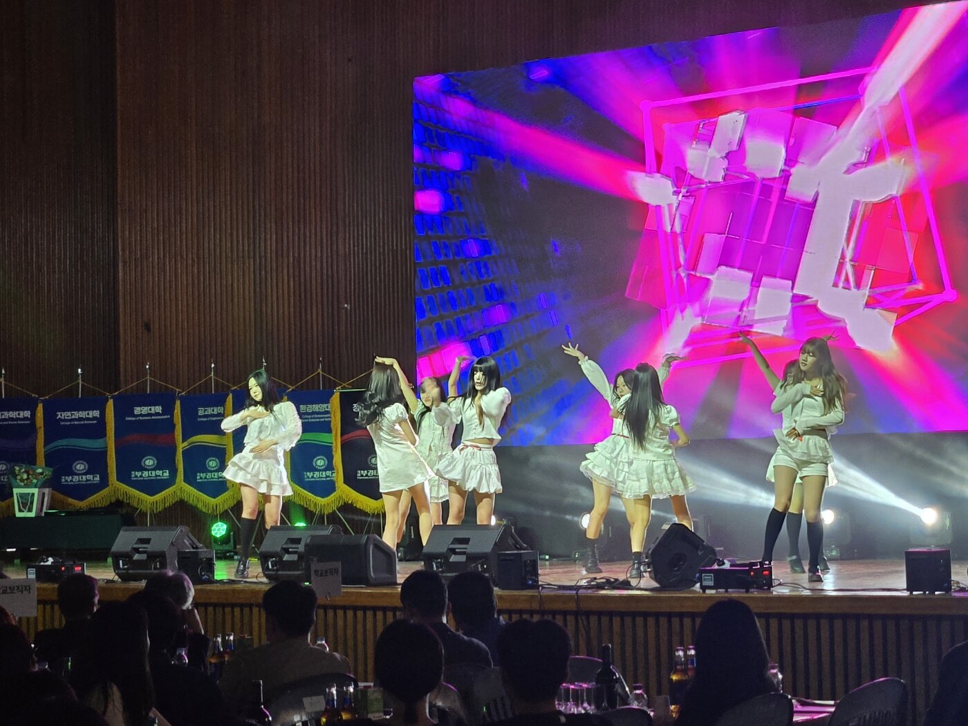 LED 무대와 조명 아래 진행된 축제 댄스 공연 현장